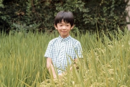 　１０月１４日、日本の皇族で４１年ぶりの親王となる秋篠宮悠仁さま（写真）が２００６年に誕生されたとき、日本政府は女性、女系皇族の皇位継承を認める皇室典範改正案の提出を取りやめたが、それから１０年たった今でも、改革が行われていない皇位継承問題において、幼い悠仁親王は「最後の望み」であり続けている。赤坂御用地で８月撮影。宮内庁提供（２０１６年　ロイター）
