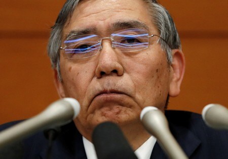 　１２月２１日、黒田東彦日銀総裁は会見で、物価２％目標の実現に向け、現在のイールドカーブが「最も適切」と繰り返し、市場にくすぶる長期金利目標の引き上げ観測を一蹴した。都内の日銀本店で撮影（２０１７年　ロイター/Issei Kato）
