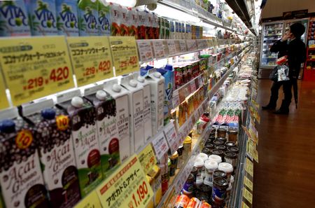 　７月１日、総務省が発表した６月の東京都区部消費者物価指数（ＣＰＩ）は、指標となる「生鮮食品を除く（コアＣＰＩ）」指数が前年比２．１％上昇した。東京都内のスーパーで２０１５年２月撮影（２０２２年　ロイター/Yuya Shino）
