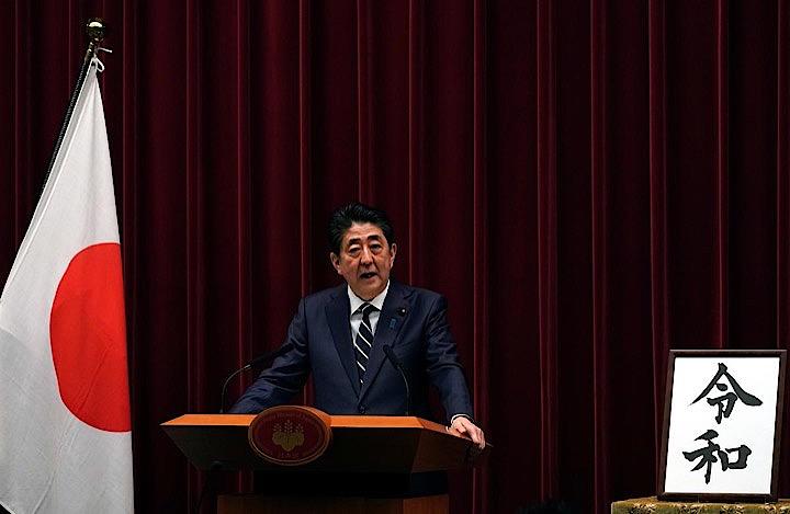 新元号が「令和」に決まった。「前向きな明るい未来が展望できる」（所功・京都産業大学名誉教授）など、慶祝ムードの高まりが予測されるが、明治以降、大正、昭和、平成と改元された際には、一定のタイムラグを経て、社会的、経済的に大きな変動に直面してきた。写真は首相官邸で撮影（2019年　ロイター）