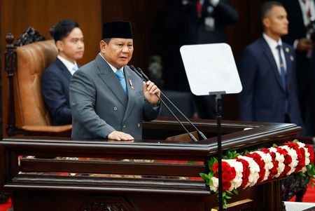 　インドネシアのプラボウォ大統領は１５日、総額２３４０億ドル規模の２０２６年予算案を国会に提出した。財政赤字の対国内総生産（ＧＤＰ）比は２．４８％と見込んだ。１５日代表撮影（２０２５年　ロイター）