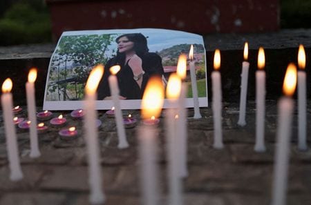 　９月１１日、クルド系イラン人女性のマフサ・アミニさんが警察に拘束されたのちに急死してから、およそ１年が経過した。写真は追悼集会の場に置かれたアミニさんの写真。昨年９月、インド・ニューデリーで撮影（２０２３年　ロイター/Anushree Fadnavis）