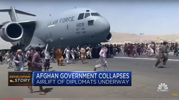 アメリカ人を乗せて離陸しようとする米軍輸送機を追いかけるアフガニスタン人たち　CNBC-YouTube