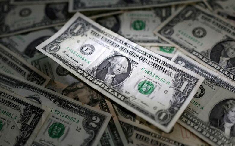 米ドル紙幣。２０23年3月撮影。REUTERS/Dado Ruvic