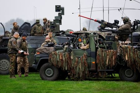 　欧州再軍備の動きに呼応し、欧州防衛産業に特化した上場投資信託（ＥＴＦ）の組成が増えており、足元では世界最大の資産運用会社、米ブラックロックとフランスの金融大手ＢＮＰパリバが相次いでこうしたＥＴＦを上場した。写真は、演習に参加するオランダ軍の兵士ら。２０２２年１１月、オランダのドラハテンで撮影（２０２５年　ロイター/Piroschka van de Wouw）