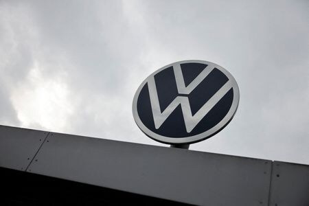 　３月１３日、ドイツの自動車大手フォルクスワーゲン（ＶＷ）は、米国がメキシコから輸入する自動車に課す関税への対処を巡り、長期的な代替措置に取り組んでいる。写真はＶＷのロゴ。ドイツのウォルフスブルクで昨年１０月撮影（２０２５　ロイター／Axel Schmidt）