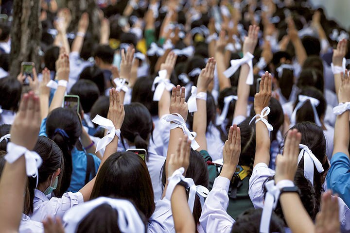 映画『ハンガー・ゲーム』シリーズの「3本指ポーズ」で抵抗の意思を表現　ATHIT PERAWONGMETHA-REUTERS