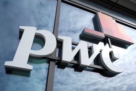 　６月２３日　コンサルティング大手プライスウォーターハウスクーパース（ＰｗＣ）の豪州法人は政府・教育・ヘルスケア事業の売却交渉に入っていると豪紙オーストラリアン・フィナンシャル・レビュー（ＡＦＲ）が２３日報じた。写真はＰｗＣのロゴ。２０１９年９月、ベルリンで撮影（２０２３年　ロイター／Wolfgang Rattay）