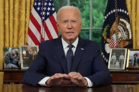 ＣＮＮは１７日、関係筋の話として、ペロシ元米下院議長がバイデン大統領と電話で話し、世論調査では１１月の大統領選でトランプ前大統領に勝てないことが示されており、民主党が下院の多数派を奪還するチャンスをつぶしかねないと指摘したと報じた。写真はホワイトハウスで演説するバイデン氏で１４日に撮影（２０２４年　ロイター／ Erin Schaff）
