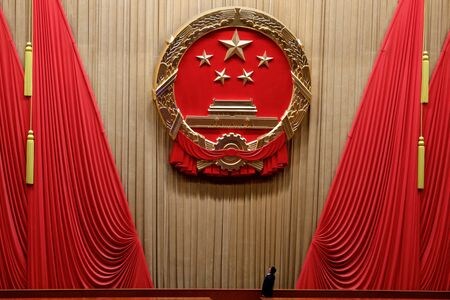　７月３０日、新華社によると、中国共産党中央政治局は今月の会議で、さまざまなリスクに直面している国内経済を下半期に支援すると表明、企業の無秩序な競争を取り締まるとともに、主要産業の生産能力管理を強化する方針を示した。北京で３月８日撮影（２０２５年　ロイター/Tingshu Wang）