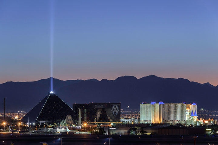 ラスベガスのなかでも「ルクソール」のピラミッド型ホテルはひときわ目を引く　4kodiak/iStock.