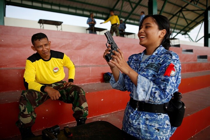 女性がインドネシア軍や警察に入るには処女検察を受けなければならない　Darren Whiteside-REUTERS