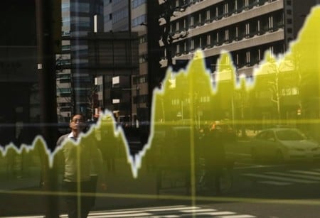 　１月１９日、東京株式市場で日経平均は続伸。為替が１ドル１１４円台までドル高／円安方向に振れたことで、主力株を買い戻す動きが広がった。終値は３営業日ぶりに１万９０００円台を回復。上げ幅は一時２００円を超えたものの、戻り売りに押された。写真は株価ボード。都内で２０１５年３月撮影（２０１７年　ロイター／Yuya Shino）