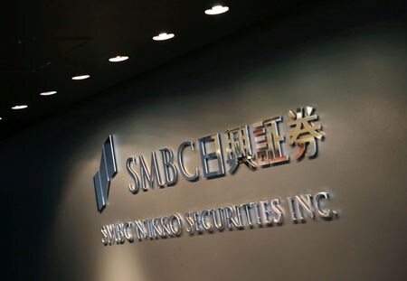 　９月２８日、証券取引等監視委員会は、ＳＭＢＣ日興証券に対して、金融商品取引法違反（相場操縦）により行政処分を出すよう金融庁に勧告した。写真はＳＭＢＣ日興証券のロゴ。２０１７年１２月、都内で撮影（２０２２年　ロイター／Kim Kyung-Hoon）