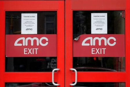 ８月６日、米映画館チェーン大手ＡＭＣエンターテインメント・ホールディングスは、今後２─３週間に世界の全映画館の営業を再開すると発表した。ニューヨークのAMC映画館で４月撮影（２０２０年　ロイター/Brendan McDermid）