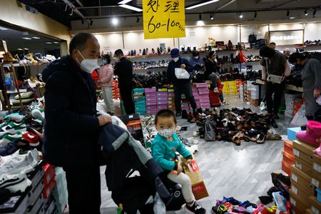 　ゴールドマン・サックスは３月１５日のノートで、今年の中国の国内総生産（ＧＤＰ）成長率予想を５．５％から６％に引き上げた。北京で１月１５日撮影（２０２３年　ロイター/Tingshu Wang）