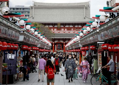 　１２月１６日、日本政府観光局（ＪＮＴＯ）が１５日発表した１１月の訪日外国人客数は２万０７００人（推計）だった。東京・浅草で２０２０年１０月撮影（２０２１年　ロイター/Issei Kato）