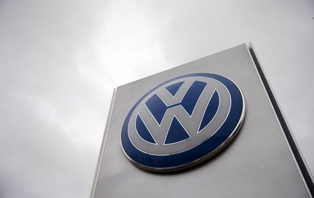 　１１月６日、独ＶＷは、チーフデザイナーのワルター・マリア・デ・シルバ氏が１１月末で退社すると発表した。写真は英ロンドンの同社ティーラーの看板。１１月５日撮影。（２０１５年　ロイター／Suzanne Plunkett）