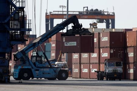 　２月３日　インドは貿易協定に基づき、米国から石油、防衛装備品、電子機器、医薬品、通信製品、航空機などを購入することで合意したと、政府当局者が３日にロイターに明らかにした。写真は２０２５年４月、グジャラート州カンドラのディーンダヤル港で撮影（２０２６年　ロイター／Amit Dave）