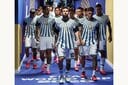 【ARGENTINA】 アルジェリアとの初戦を前に、メッシ（中央）を先頭に練習着でピッチに向かうアルゼンチン代表。メッシはこの日、ハットトリックを達成し健在ぶりを見せつけた（6月16日）　Maja HitijーFIFA／Getty Images