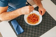 消化器で勝手にアルコールが生成され酩酊する奇病に効いた「糞便移植」とは？