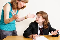 感情をうまくコントロールできない子に育つ　ヘリコプター・ペアレントは人のためならず？