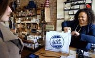 日本にも必要？ 地元の個人商店を支援する「スモール・ビジネス・サタデー」