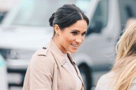 キャサリン妃とメーガン妃、神々しすぎる「ゴールド・ファッション」の競演