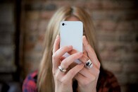 アプリ加工した自撮りの顔になりたい......美容整形も辞さない「スナチャ異形症」