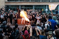 「破壊的抗議活動は伝統」では済まない惨状…フランスの高校生デモが暴いた国家の限界