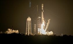 スペースＸのロケット残骸、月面に衝突か　ファルコン９の上段