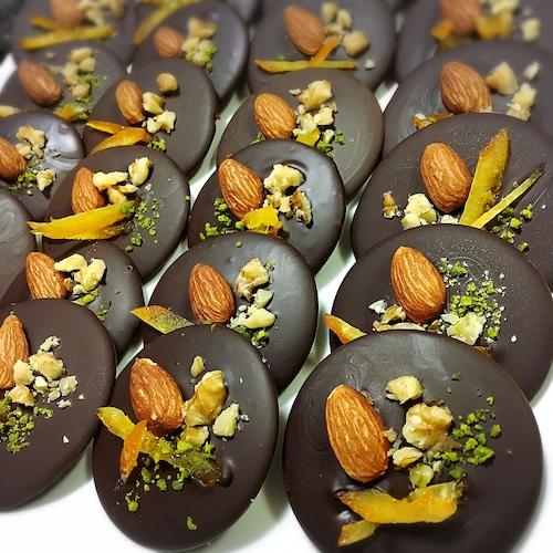 ナッツ入りの「ビターチョコレート」