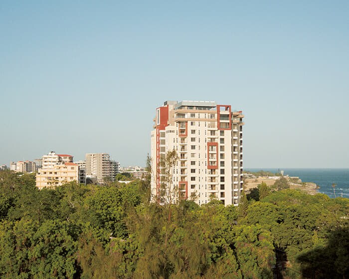 民間アパートに改築されることになったモンバサの高層ビル。過去50年でケニアの人口は約6倍に膨れ上がり、今後はさらに増加すると見込まれている。それに伴って、開発と環境破壊も加速すると予想される