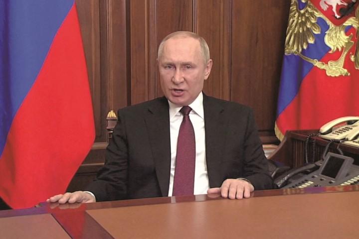 2月24日にテレビ演説を行うプーチン　REUTERS TV