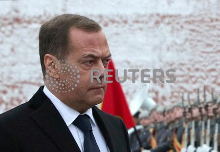 　５月３１日、   ロシアの前大統領で安全保障会議副議長のメドベージェフ氏（写真）は、ロシアがウクライナに対して戦術核兵器を使用する可能性に言及したのは脅しではないと述べ、西側との全面戦争に発展する可能性を示唆した。２月代表撮影（２０２４年　ロイターSputnik)
