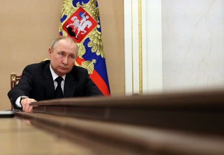 ３月１１日、ロシアのプーチン大統領（写真）は安全保障会議で、ウクライナ軍との戦いに加わりたい志願兵の参加を認めるべきとの見解を示した。クレムリンで１０日撮影。クレムリン提供（２０２２年　ロイター）