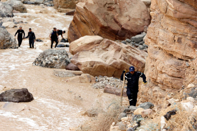 洪水被害のあったヨルダンの観光地、死海で生存者を探す捜索隊（2018年10月）　Muhammad Hamed-REUTERS