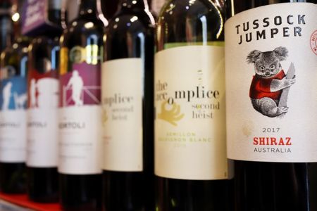 　６月１９日　オーストラリア政府は同国産ワインに対する中国の反ダンピング（不当廉売）制裁関税を巡り、世界貿易機関（ＷＴＯ）に提訴する方針を明らかにした。写真は北京の小売店に並ぶ豪州産ワイン。２０２０年１１月撮影（２０２１年　ロイター/Florence Lo）