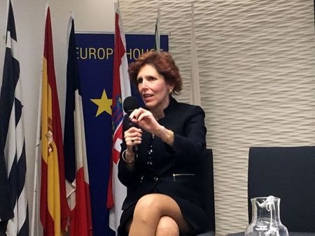 6月２２日、米クリーブランド地区連銀のメスター総裁は、各国中央銀行が新型コロナウイルス感染拡大で引き起こされた危機に対応するために導入した低金利政策や債券買い入れ策などが、将来的に金融安定に対するリスクとして台頭する恐れがあるとの考えを示した。写真は２０１９年７月、ロンドンで講演するメスター氏（２０２１年　ロイター／Marc Jones）