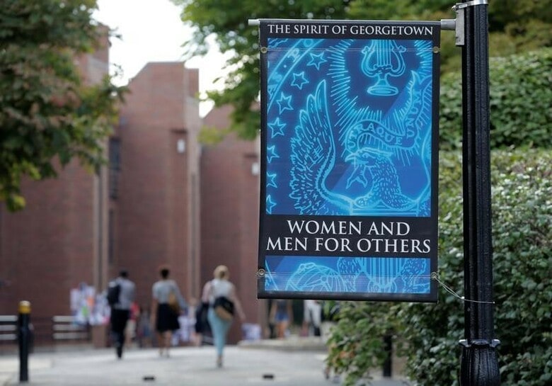 ９月１日、米首都ワシントンのジョージタウン大学は、１９世紀に大学の財政難を解消するために運営母体のカトリック・イエズス会が、所有していた黒人奴隷を売却するなどして奴隷制に関与していたことを認め、謝罪した。写真は大学キャンパスを歩く学生（２０１６年　ロイター/Joshua Roberts）