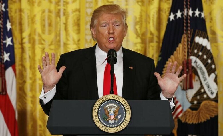 ２月１６日、トランプ米大統領（写真）は、選挙公約に掲げていた医療保険制度改革法（オバマケア）見直しに関する計画を３月初旬もしくは中旬に提出することを明らかにした。ワシントンで撮影（２０１７年　ロイター/Kevin Lamarque）
