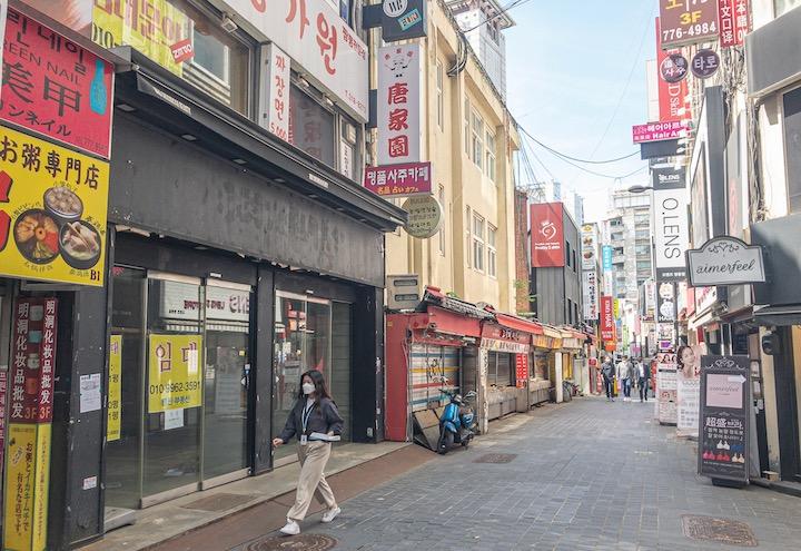 人が消えた明洞の路地　撮影：佐々木和義