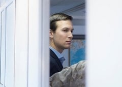 　５月２６日、トランプ米大統領の娘婿であるクシュナー大統領上級顧問（写真）が２０１６年の大統領選挙期間中と選挙後にキスリャク駐米ロシア大使と少なくとも３回非公開で接触したことが、７人の米当局者や政府ＯＢの話で明らかになった。３月撮影。提供写真（２０１７年　ロイター/DoD/Navy Petty Officer 2nd Class Dominique A. Pineiro/Handout via REUTERS）