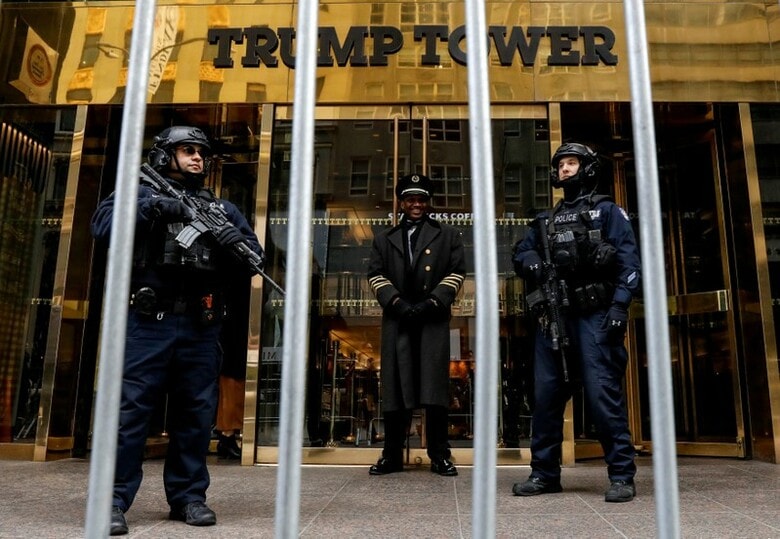４月１２日、米ニューヨーク中心部の高層ビル、トランプタワーで７日発生した火災によって亡くなったトッド・ブラスナーさん（６７）は、火元となった同タワーの高級マンションに２０年来住んでいた。写真は同タワー前を警備する警官。１０日撮影（２０１８年　ロイター/Brendan McDermid）
