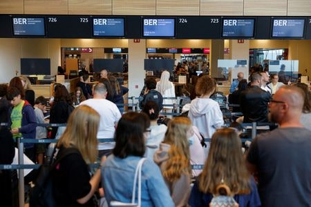 　１２月２０日　欧州の空港でつくる業界団体「ＡＣＩヨーロッパ」は２０日、域内空港旅客数が完全回復する時期の見通しについて、従来の２０２４年ではなく、２５年に後ずれすると表明した。７月７日、ベルリン・ブランデンブルク空港で撮影（２０２２年　ロイター／Michele Tantussi）