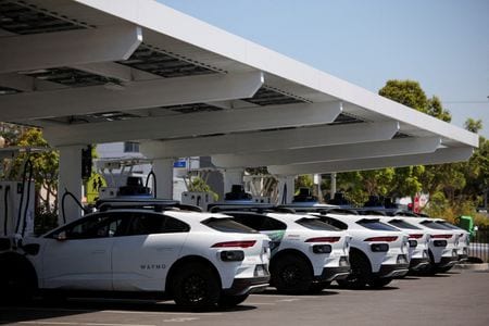 　米アルファベット傘下のウェイモは９日、南部テネシー州ナッシュビルで完全自動運転を実現したと発表した。写真はウェイモの車両。カリフォルニア州サンタモニカで昨年５月撮影（２０２６年　ロイター／Daniel Cole）