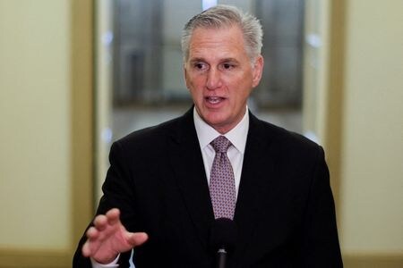 ９月２０日、米共和党のマッカーシー下院議長（写真）は、２０２４年度国防歳出法案の審議開始に向けた手続き上の採決を２１日に再度実施すると表明した。ワシントンの米議会で同日撮影（２０２３年　ロイター/Jonathan Ernst）