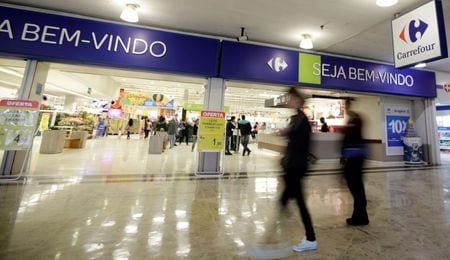 フランスの小売り大手カルフールは２４日、ブラジルの食品小売り３位のグルポＢＩＧを買収することで合意したと発表した。サンパウロの店舗で２０１７年撮影。（２０２１年　ロイター/Paulo Whitaker）