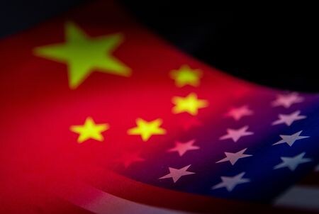 　２月２２日、中国の王毅外相はブリンケン米国務長官と電話会談し、米国のインド太平洋戦略に台湾を含めるべきではないと主張した。写真は中国と米国の国旗。１月２７日撮影（２０２２年　ロイター/Dado Ruvic）