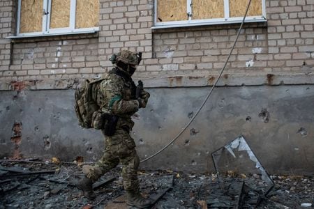ウクライナ東部の戦略的要衝バフムトが１３日、ロシア軍から激しい砲撃を受けた。９日撮影（２０２３年　ロイター/Yevhenii Zavhorodnii）